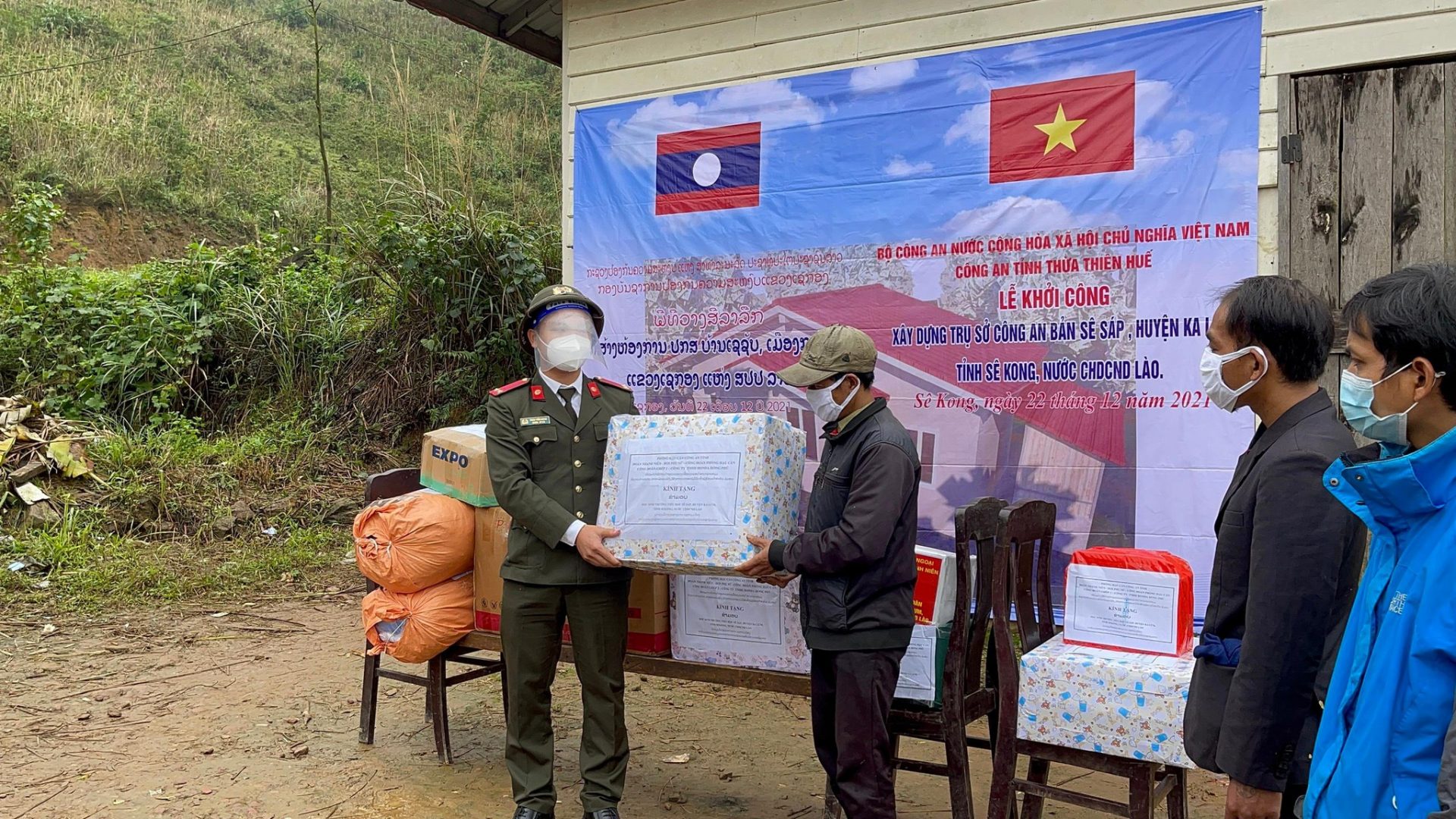 Công an tỉnh Thừa Thiên Huế trao quà cho cán bộ, nhân dân Lào