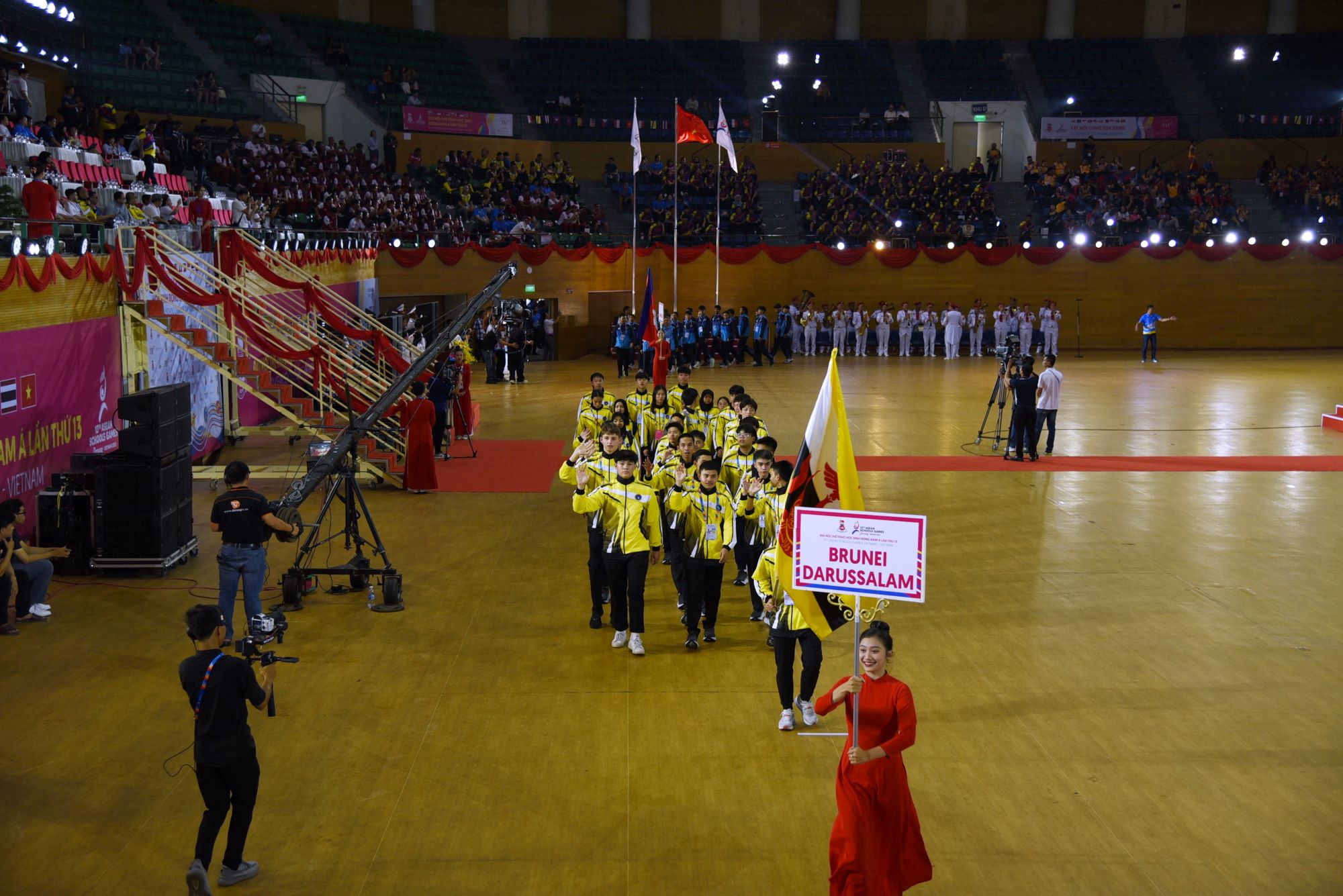 10 đoàn thể thao học sinh các quốc gia có mặt tại ASEAN Schools Games XIII – 2024 đã lần lượt diễu hành qua lễ đài trong nghi thức “Biểu dương thành tích”. Trong ảnh là đoàn Brunei Darussalam - nước chủ nhà của Đại hội Thể thao học sinh Đông Nam Á lần thứ 14. Ảnh: T.Ngọc.