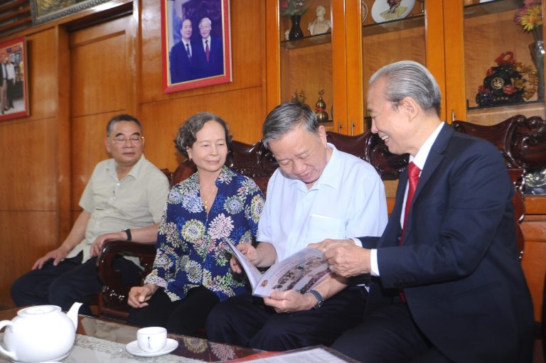Chủ tịch nước Tô Lâm viếng thăm và thành kính dâng hương tưởng nhớ, tri ân những đóng góp to lớn của cố Quyền Chủ tịch nước Nguyễn Hữu Thọ.