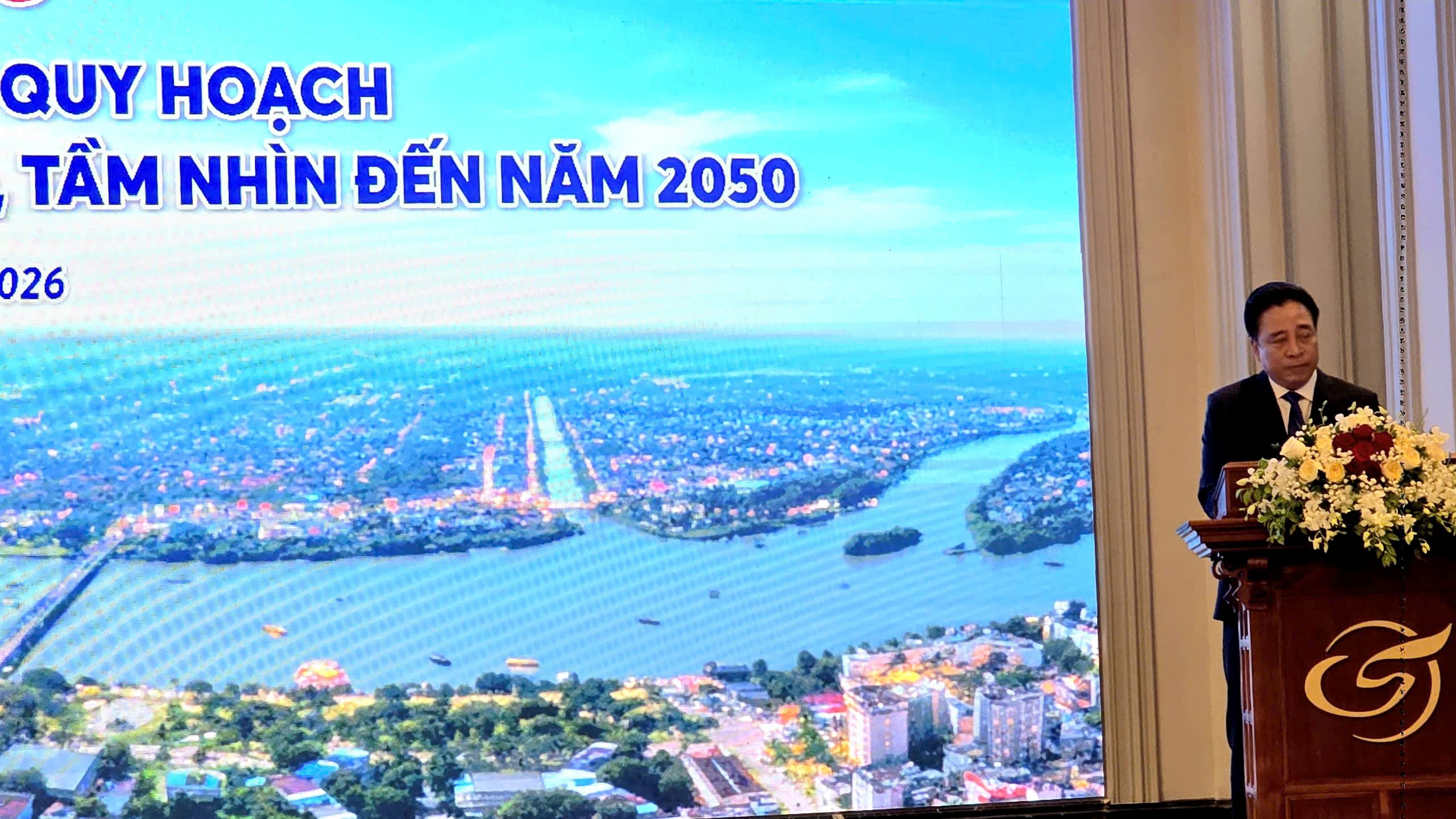 Ông Nguyễn Khắc Toàn, Chủ tịch UBND thành phố Huế phát biểu tại Hội thảo.