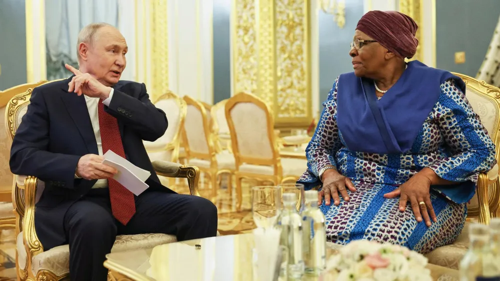 Tổng thống Nga hội đàm với người đồng cấp Namibia, bà Nandi-Ndaitwah (Moscow, ngày 29/10/2026). Nguồn ảnh: Alexander Kazakov/Pool Sputnik Kremlin vai AP/dpa 1793407218423_857069703372960417_857069703372960417_5ca2433f8f918c74b6654de53c5094a9.jpg