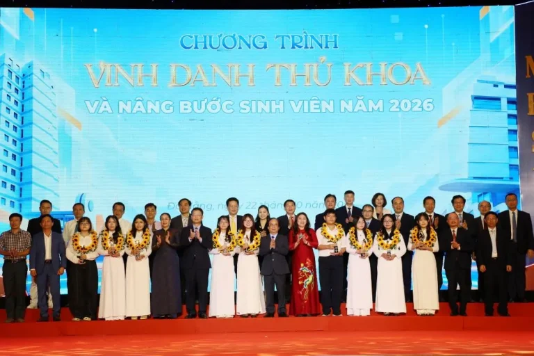 Đại học Đà Nẵng Vinh danh Thủ khoa và Nâng bước sinh viên năm 2026